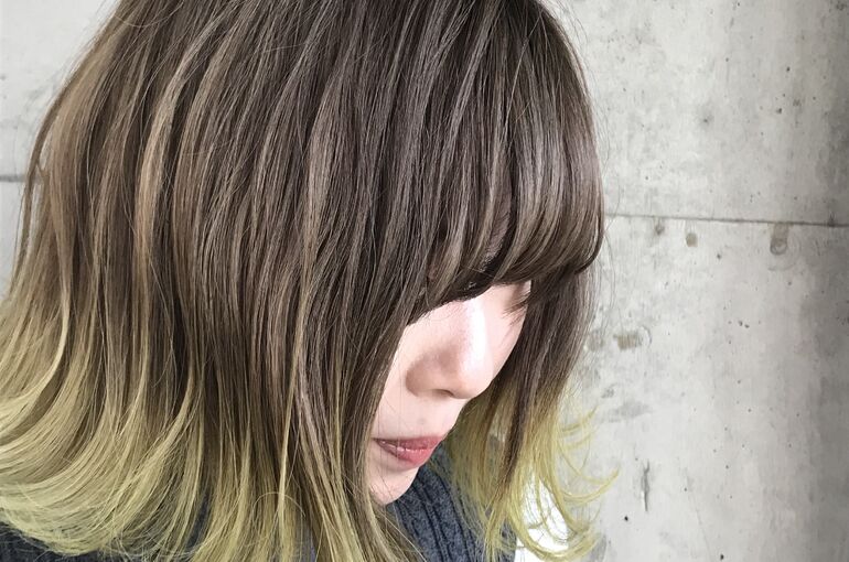 イエロー